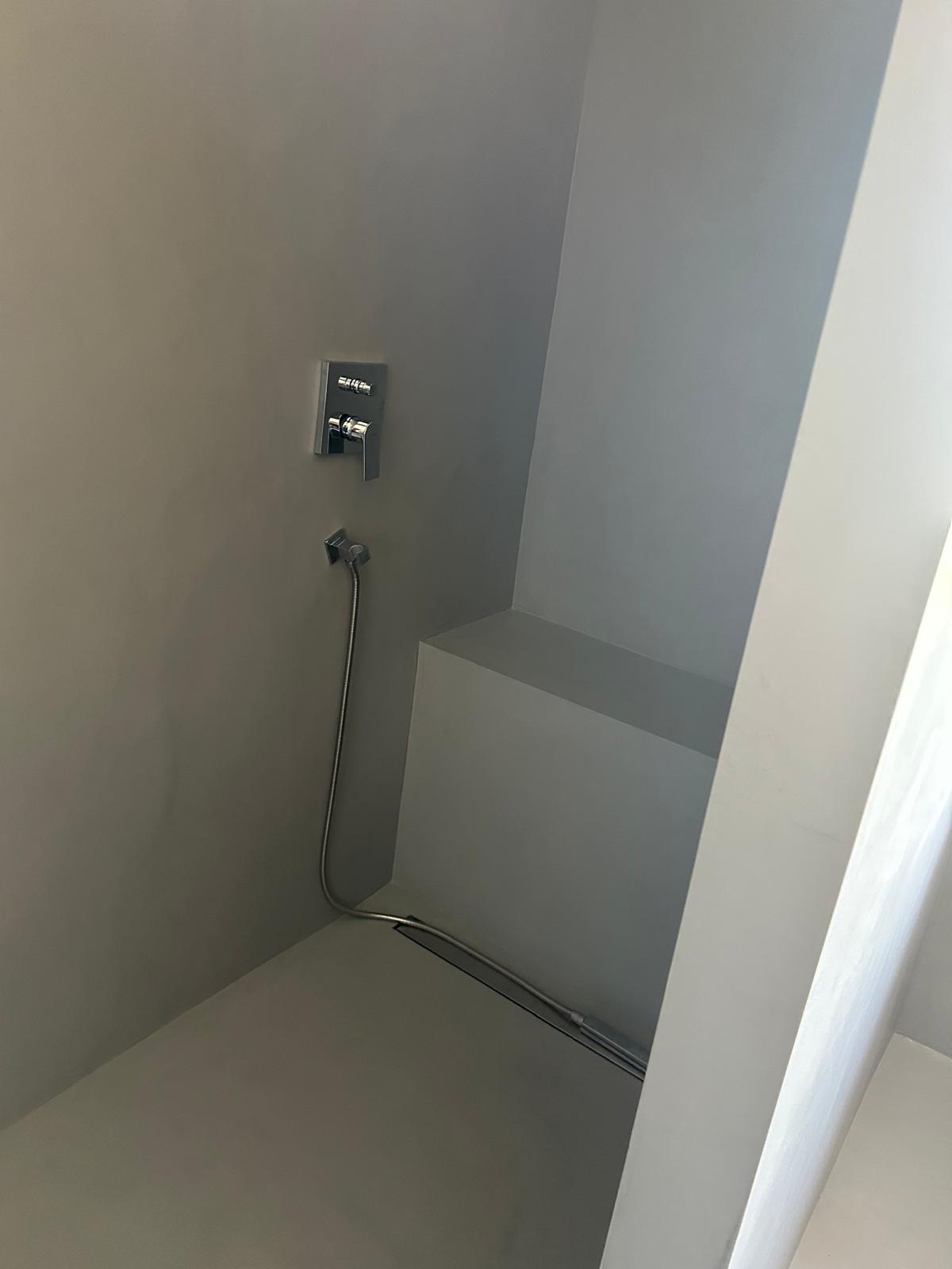 Neue fugenlose Dusche mit integrierter Sitzbank